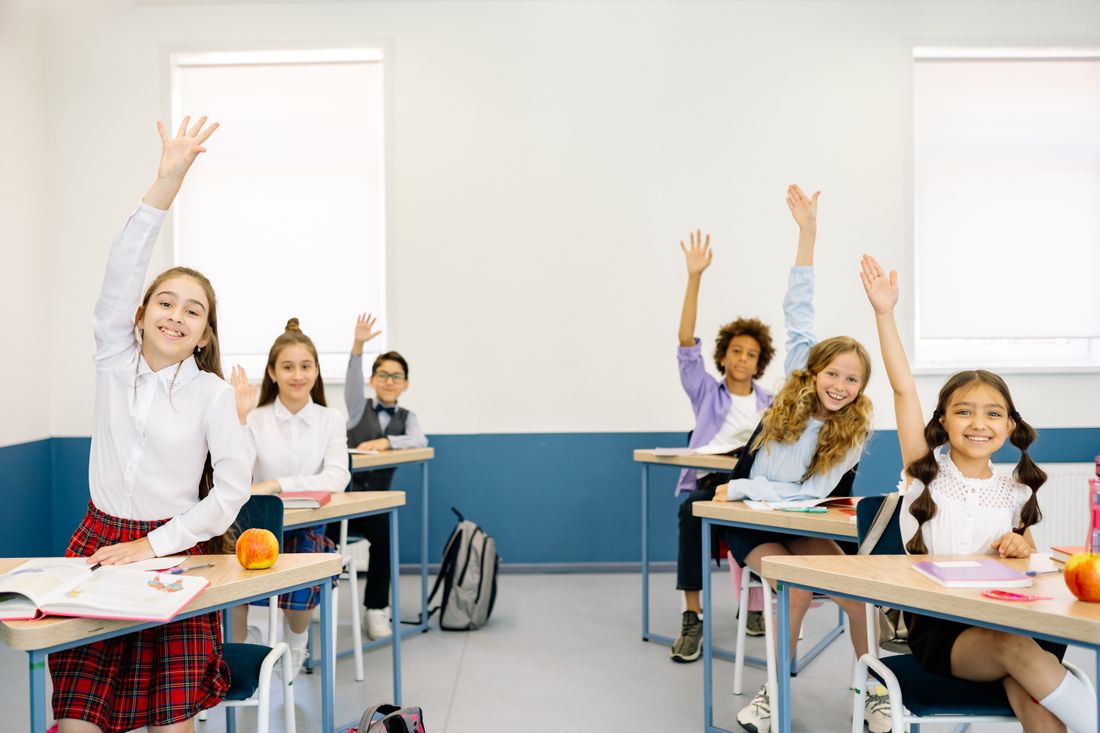 Alunos levantando a mão para participar da aula