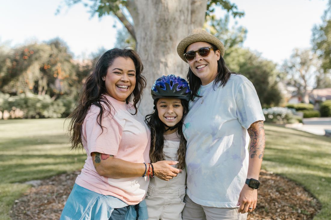 Família sorridente reunida ao ar livre