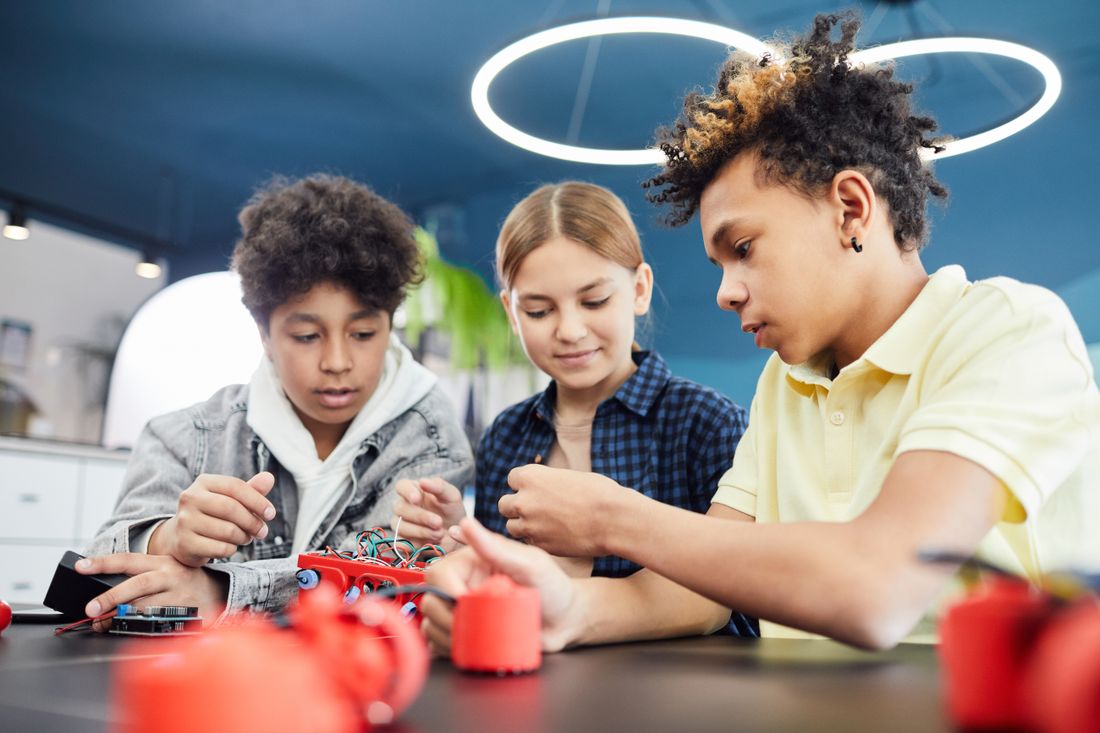 Alunos montando um projeto de robótica